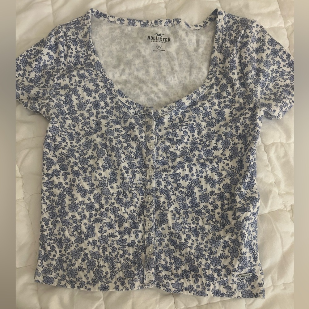 Holistic blue floral scoop button up baby tee